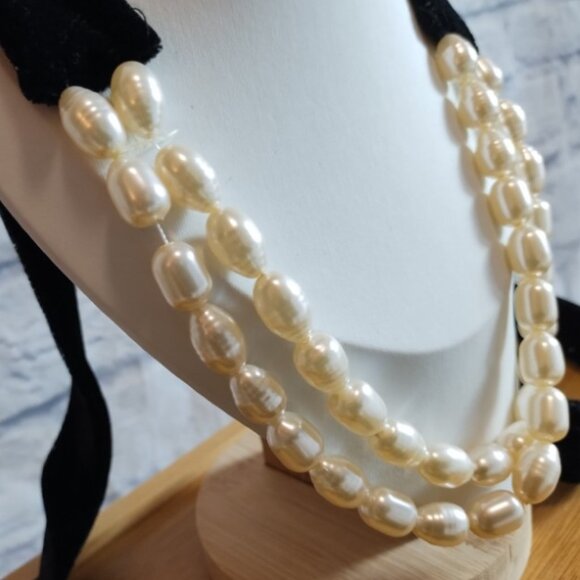 Zara Pearl Velvet Choker - Picture 6 of 10